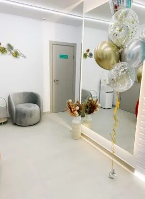 Всередині салону