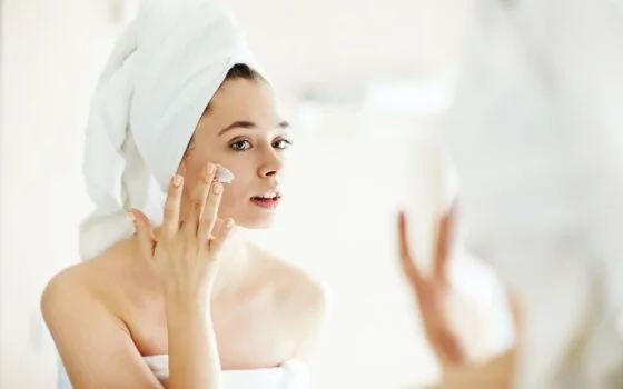 Дівчина доглядає за шкірою обличчя