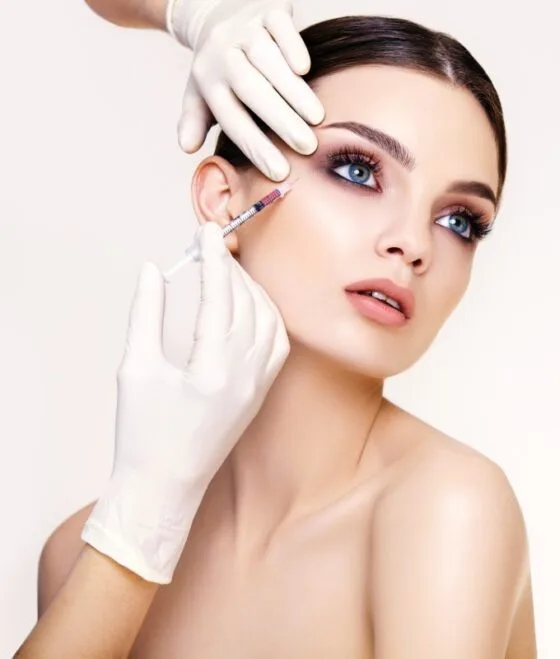 Дівчина робить процедури