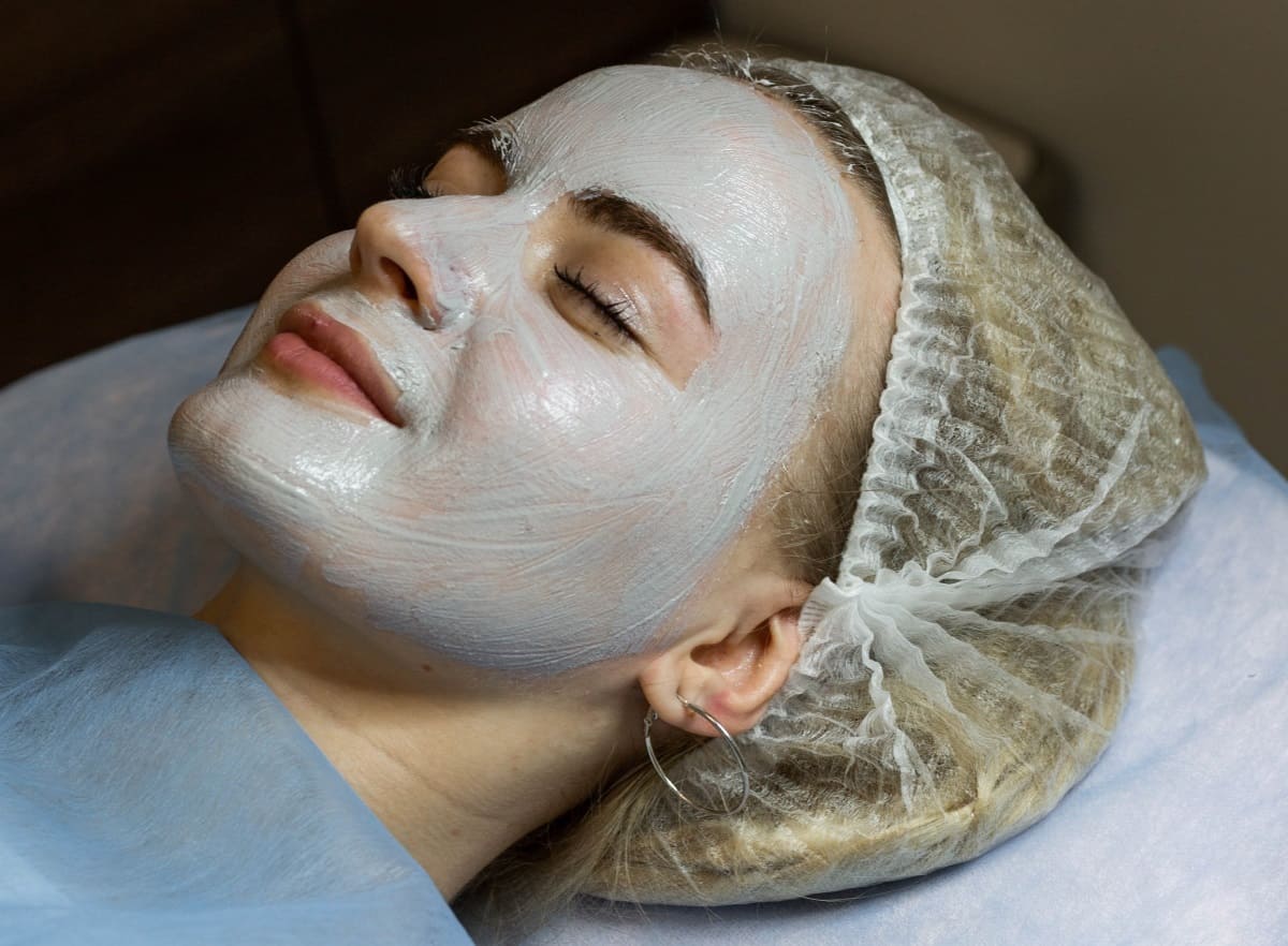 Преимущества чистки кожи лица в салоне красоты